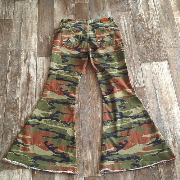 RANCH DRESS'N Fallon Taylor "Land of the Free" camo & flag super flare jeans 14 - Picture 9 of 14